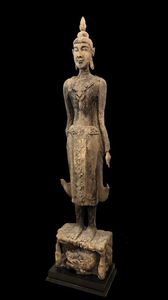 null Rare Bouddha en bois raviné représenté debout sur un piédestal orné d'une tête...