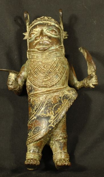 Beautiful bronze statuette of a warrior.
Ifé...