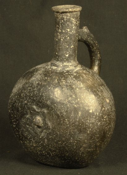 Vase in the shape of a gourd in black glazed...