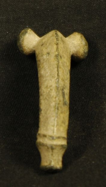null Bronze pendant in the shape of a phallus. 
Roman period L :4,5cm