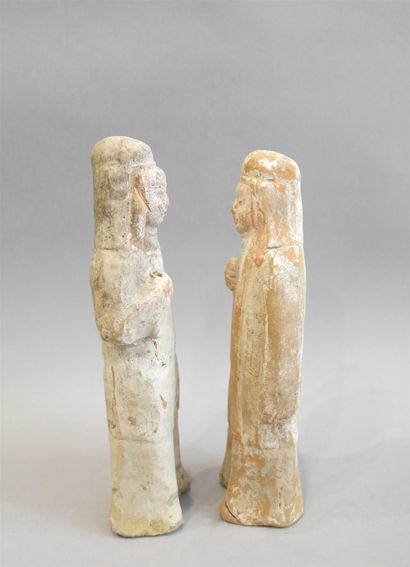 null Pair of court figures.
Terra cotta with traces of slip and polychromy.
China,...