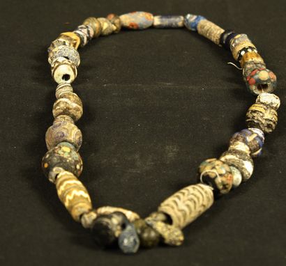 null Collier composé de perles en pâte de verre : quelques-unes tubulaires à décor...
