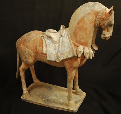 null Horse in polychrome terra cotta, he is leaning on a terrace with his head lowered,...