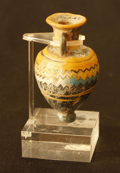 null Amphorisque en verre bleue foncé de type Harden, groupe1, forme2.
 La lèvre...