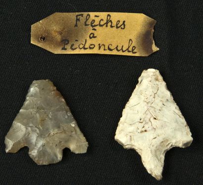 null Two pedunculated arrowheads with fins in white flint and chalcedony 
Chalcolithic,...