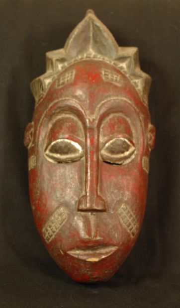 Two modern masks in wood. Baule, H : 27 and...