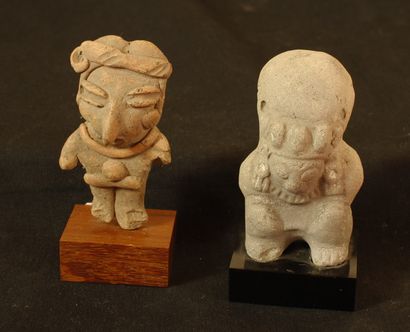 null Lot de 2 objets : Statuette en terre cuite d’une femme au décor pastillé.
Chupicuaro,...