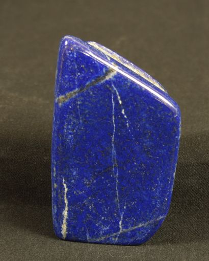 null Lapis lazuli polished with an intense blue from Pakistan. 165g L :8,2 cm