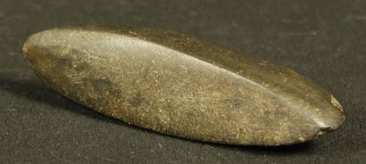 Hache ciseau néolithique provenant de Suisse....