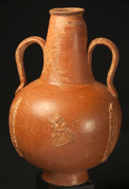 Vase à deux anses en sigillé orangé, céramique...
