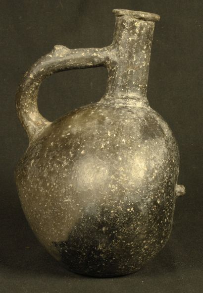 null Vase in the shape of a gourd in black glazed terra cotta.
Chimu, end 1400-1500...