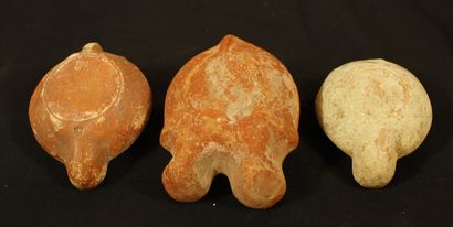 null Lot of 3 terracotta oil lamps with round spout, one decorated with a crescent...