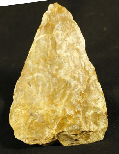 null Rare biface triangulaire moustérien provenant de Dordogne. 11X7,5cm