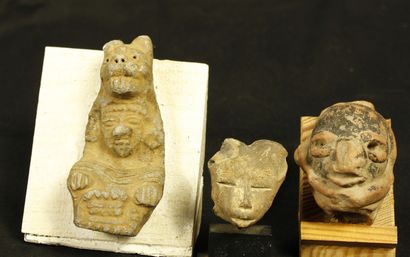 null Lot de trois objets en terre cuite ,2 têtes et une statuette de chaman assis...
