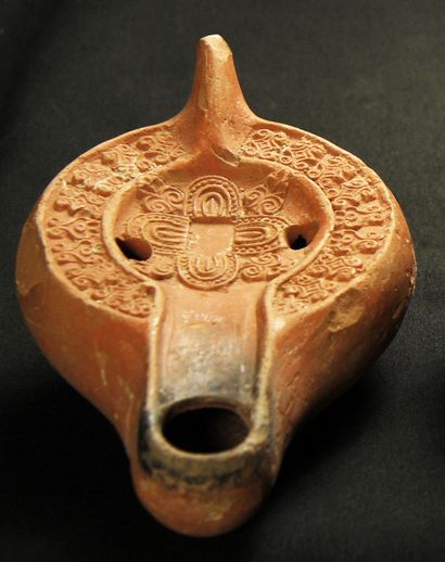 null Oil lamp in red terra cotta with channel with decoration of 4 horseshoes arranged...