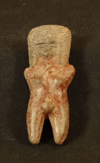 null Statuette en terre cuite d’un personnage féminin, les traits du visage incisés.
Valdivia,...