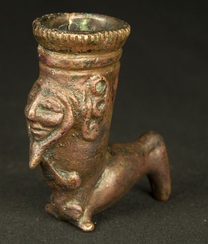 null Rhyton in bronze with beautiful red patina in the form of a leg decorated with...