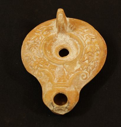 null Oil lamp in terra cotta decorated with olive branches. 
Roman period, L :9 ...