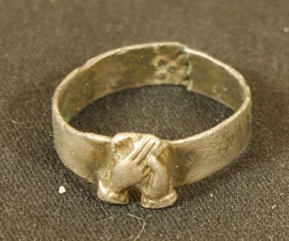 null Silver ring of faith with two hands together, engagement ring. XVII-XIXth century....