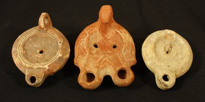 Lot of 3 terracotta oil lamps with round...