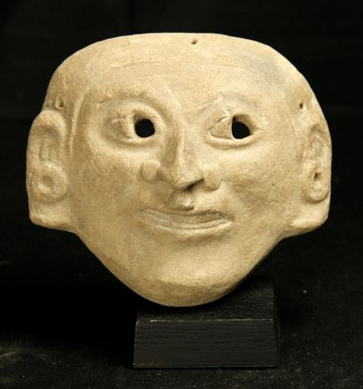 null Masque en terre cuite paré de nariguera et boucles d’oreilles discoïde
Veracruz,300-900...