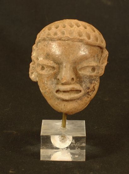 null Tête en terre cuite grise foncée 
Olmèque,1500-600 av.J.C. H : 8,5 cm
