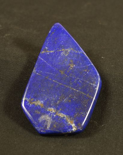 null Block of polished lapis lazuli of an intense blue coming from Pakistan. 49,3g....