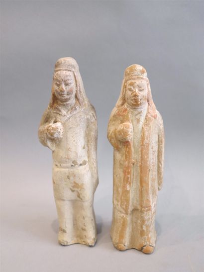 null Pair of court figures.
Terra cotta with traces of slip and polychromy.
China,...