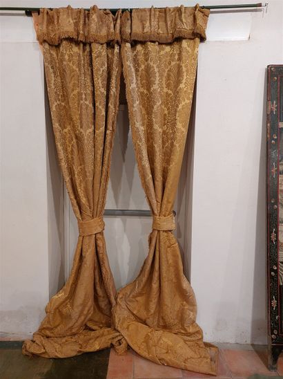 null Pair of curtains in yellow damask with tiebacks (we joined various parts) wear....