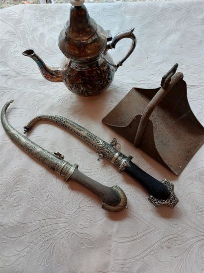 null Lot "North Africa" 2 daggers, 1 stirrup, 1 tea pot