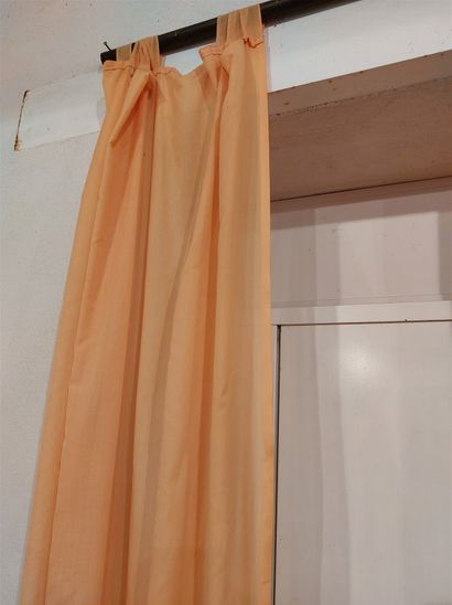null Paire de rideaux en tissu jaune orangé. Ht. 245cm, Larg. 150cm