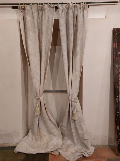 null Paire de rideaux blancs à décor floral en tissu matelassé, état usage. 315 x...