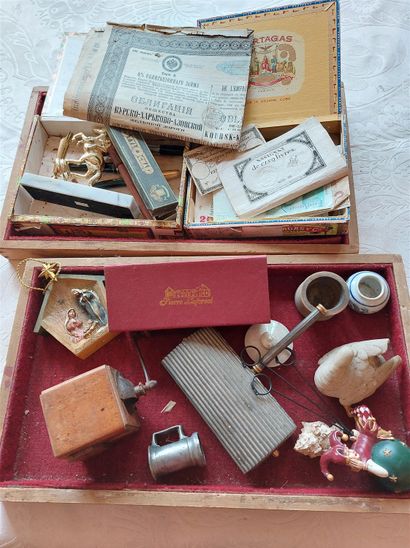 null Lot de pièces, assignations, emprunts, stylos et 1 lot de bibelots divers