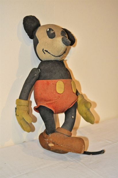 null Mickey Mouse. Marionnette en bois et celluloïd. Vers 1950. Ht. 35 cm. + Mickey...