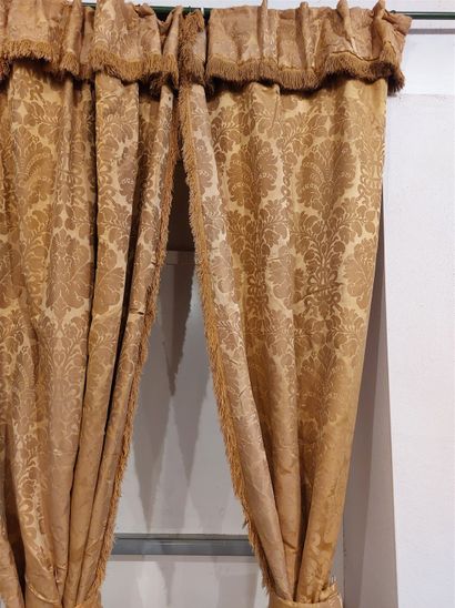 null Pair of curtains in yellow damask with tiebacks (we joined various parts) wear....