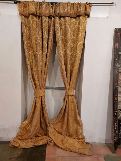 null Pair of curtains in yellow damask with tiebacks (we joined various parts) wear....