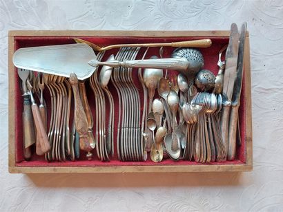 null 85 pieces of silver plated metal: filet cutlery, Louis XVI style, tongs, pie...