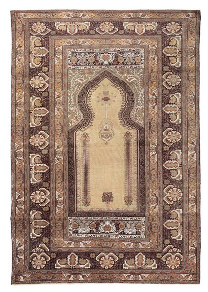 null PENDERMA carpet (Asia Minor), early 20th century 
Dimensions : 186 x 128cm.
Technical...