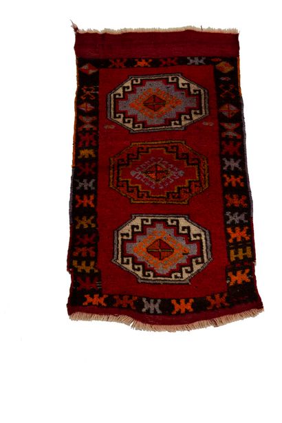 null BERGAME carpet (Asia Minor), circa 1930
Dimensions: 96 x 52cm. 
Technical characteristics:...