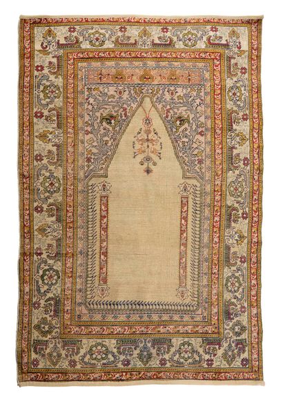 null Silk Caesarea carpet (Asia Minor), early 20th century 
Dimensions : 179 x 118cm.
Technical...