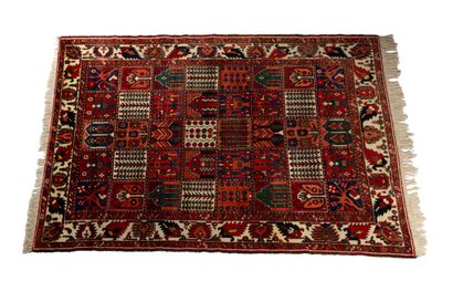 null BAKTIAR carpet (Iran), Shah's time, middle of the 20th century 
Dimensions :...