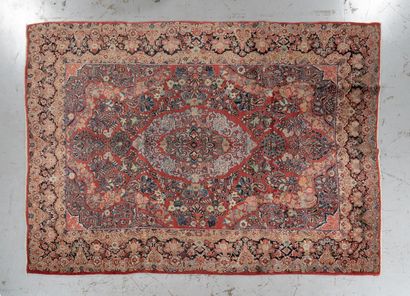 null Important tapis Sarouk
Iran
Vers 1970/75
Dimensions 357 x 260 cm
Velours de...