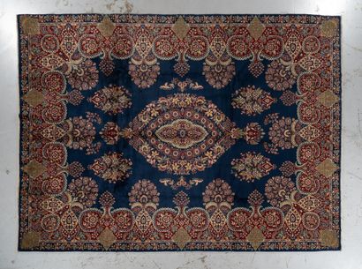 null Important and original Kirman
Iran
Circa 1970
Dimensions. 400 x 300 cm
Wool...