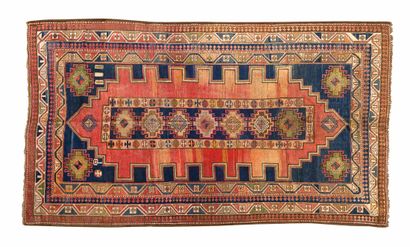 null Original tapis KAZAK (Caucase), fin du 19e siècle
Dimensions : 260 x 170cm.
Caractéristiques...