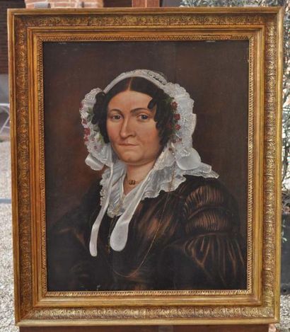 ECOLE FRANÇAISE DU XIXe Portrait de femme à la coiffe. Huile sur toile. Cadre en...