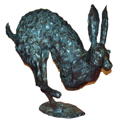 José Maria DAVID Le lièvre. Bronze signé et numéroté 7/8. Ht. 41cm Lg. 56cm Gazette Drouot