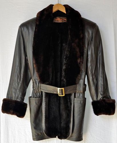 Yves Saint LAURENT Fourrures. Veste en cuir marron foncé, doublure en mouton, ceinture...