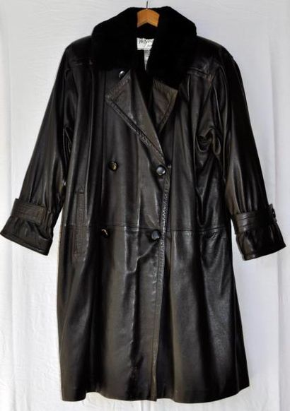 Yves Saint LAURENT Fourrures. Manteau en cuir noir, intérieur en partie laine, doublure...