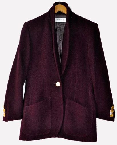 Yves Saint LAURENT Variation. Veste en laine couleur violette. Fermeture à boutons...