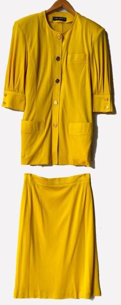 LEONARD Ensemble veste et jupe en soie, couleur jaune. Veste à manches 3/4 et jupe...